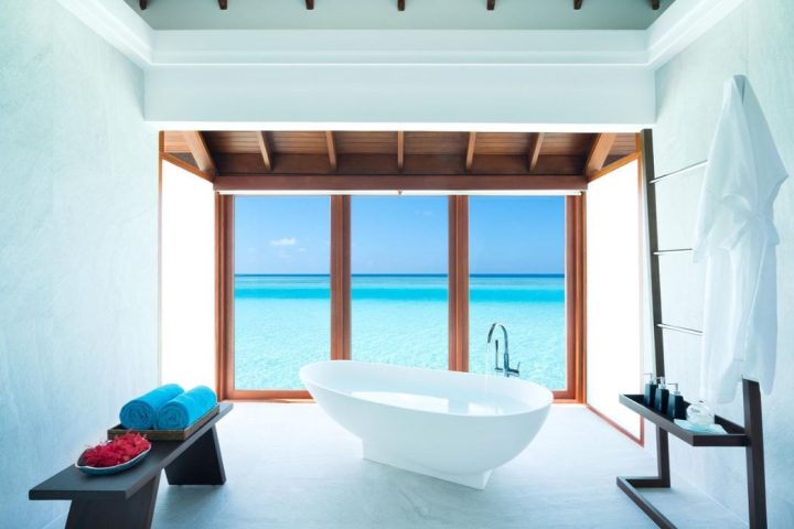 bagno con vista sull'oceano indiano maldive resort